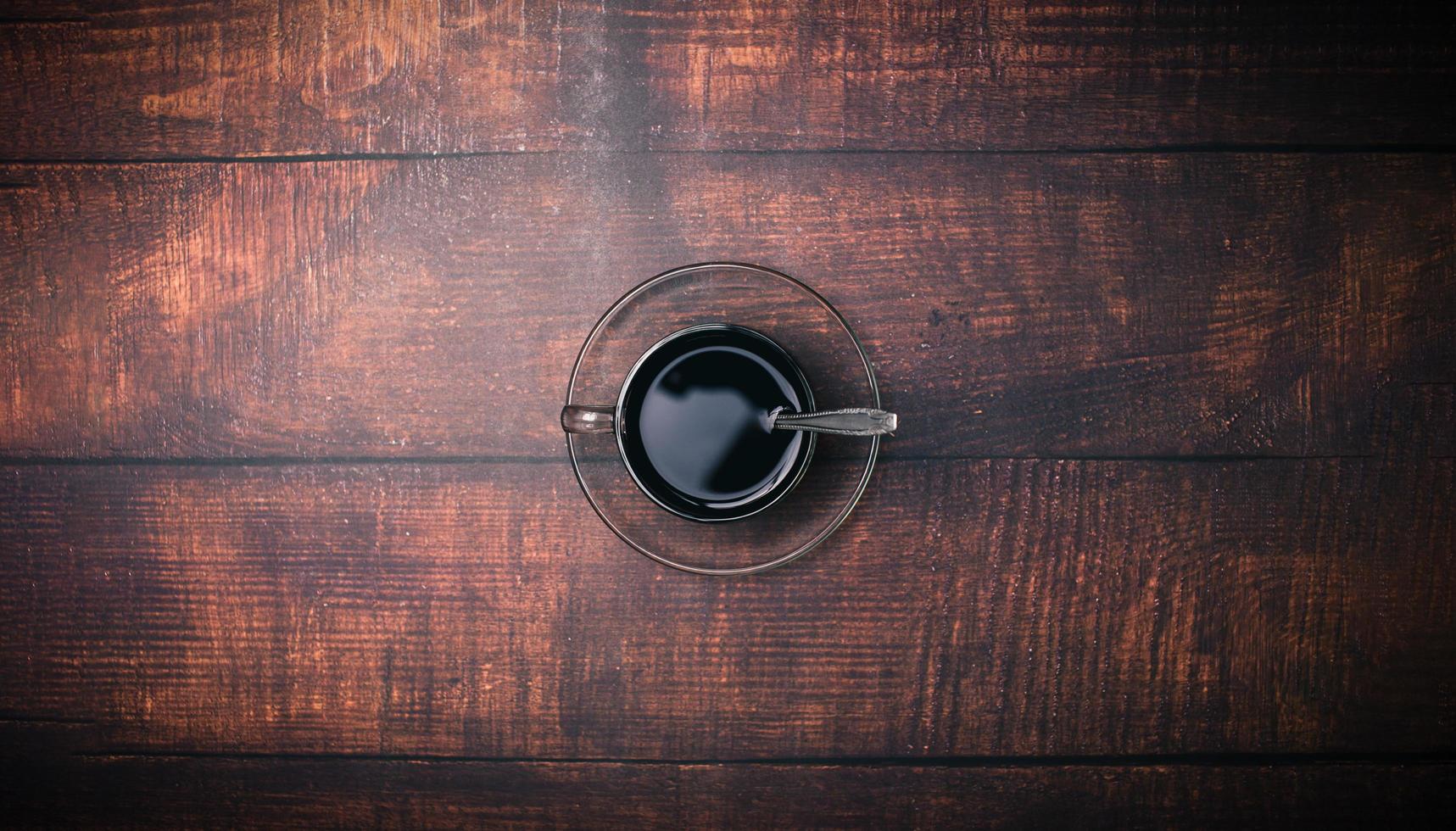 Kaffeebecher und Kaffeebohnen liefern Energie foto