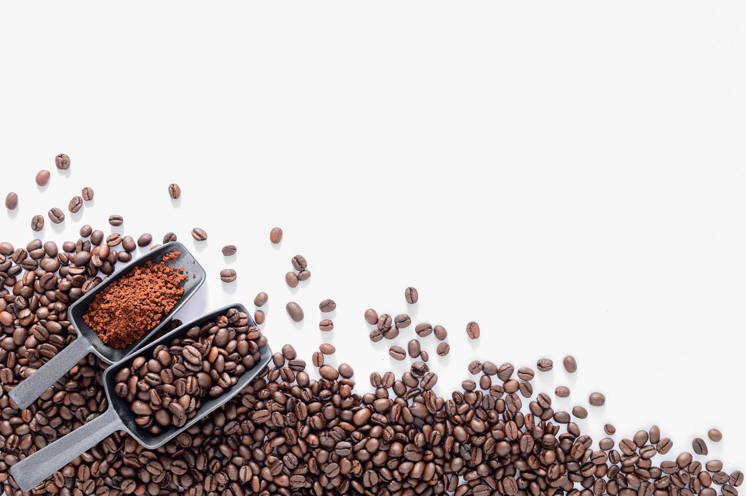 gemahlener Kaffee, Kaffeebohnen, weißer Hintergrund foto