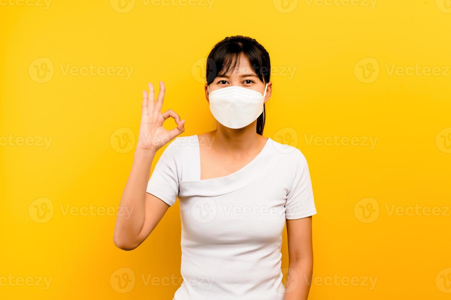 asiatische Frau, die zum Schutz eine Antivirus-Maske trägt foto