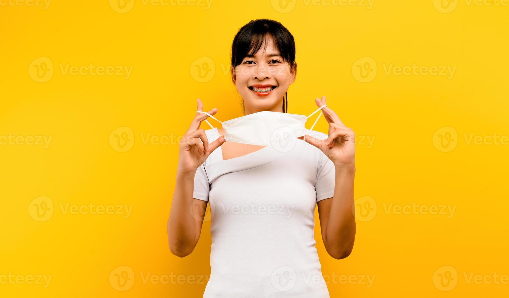 asiatische Frau, die eine Antivirenmaske trägt foto