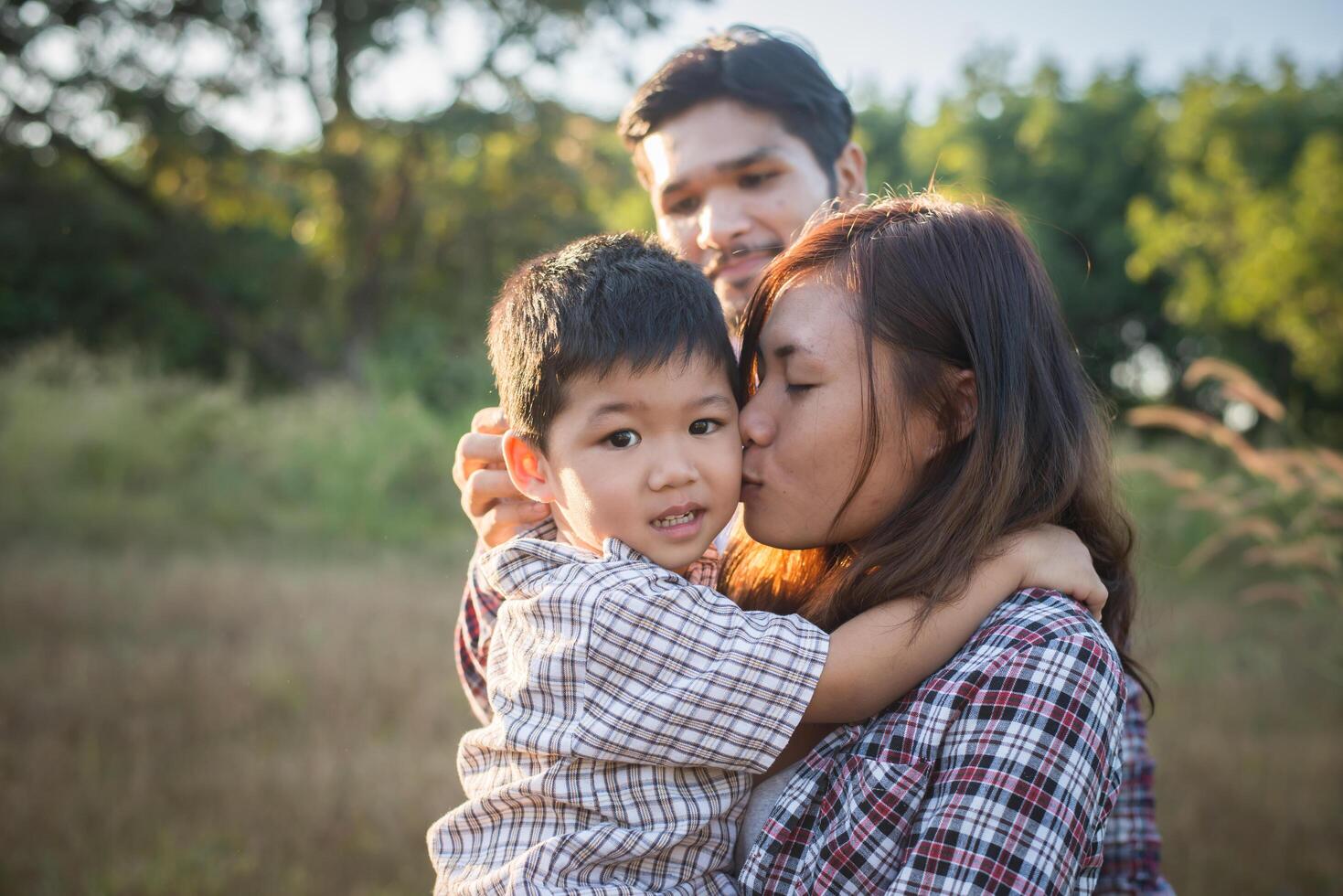 glückliche junge Familie, die draußen Zeit zusammen verbringt. Familienliebe Konzept foto