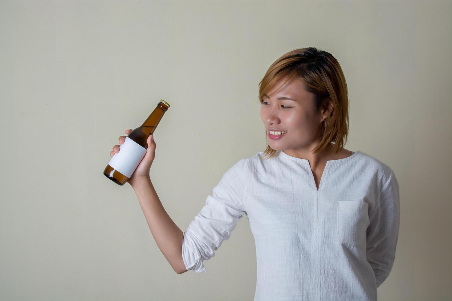 Wellness-Schönheitsfrau, die eine Flasche Saft in ihrer Hand hält Mädchen. foto