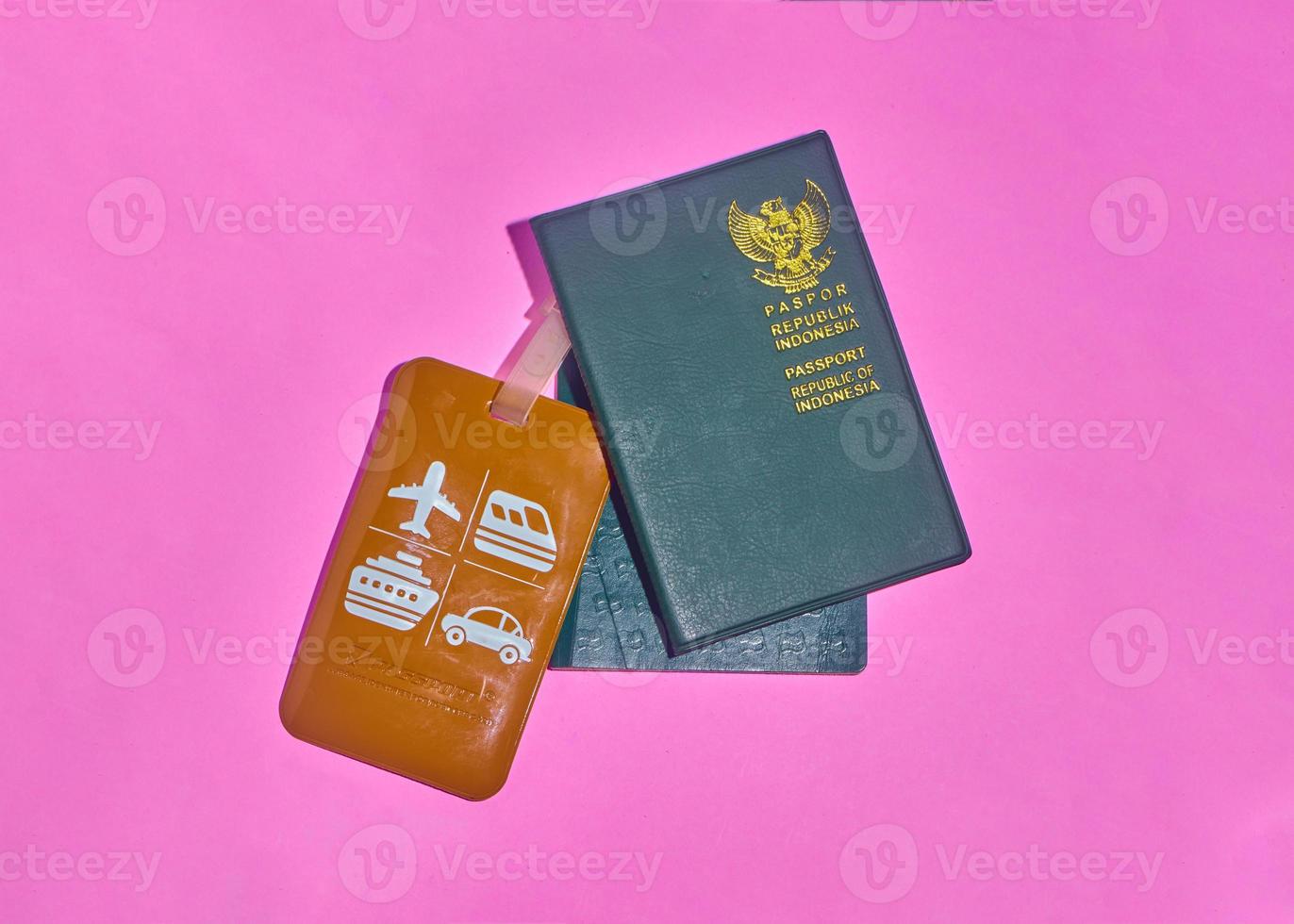 Foto des indonesischen Passes auf rosa Hintergrund