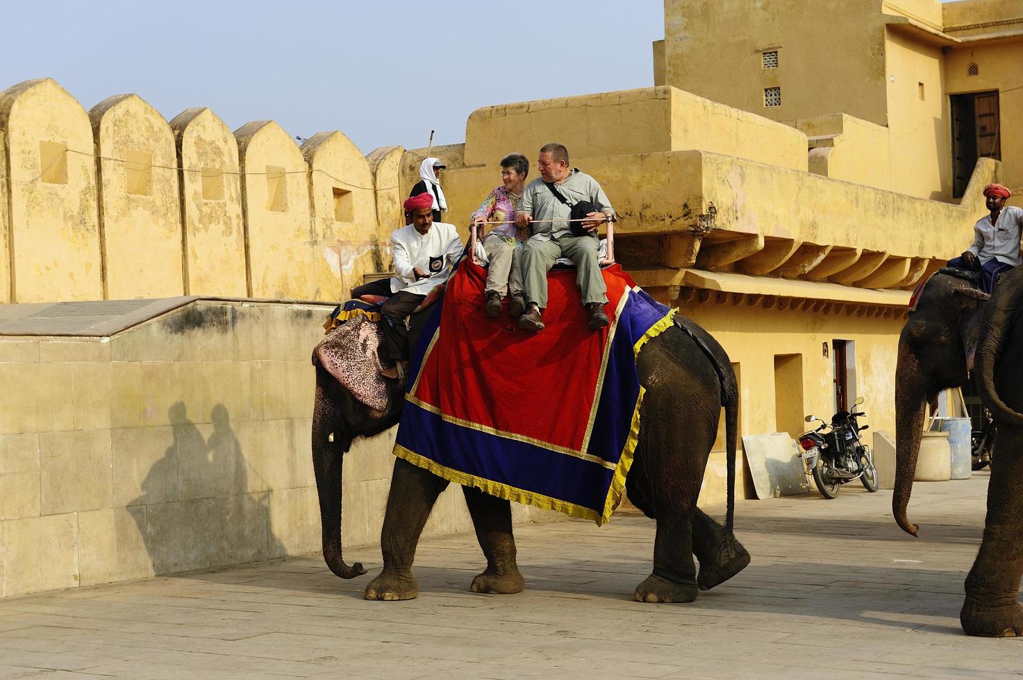 Jaipur, Indien - 11. November 2019, Touristen genießen einen Elefantenritt in der Amber Fort foto