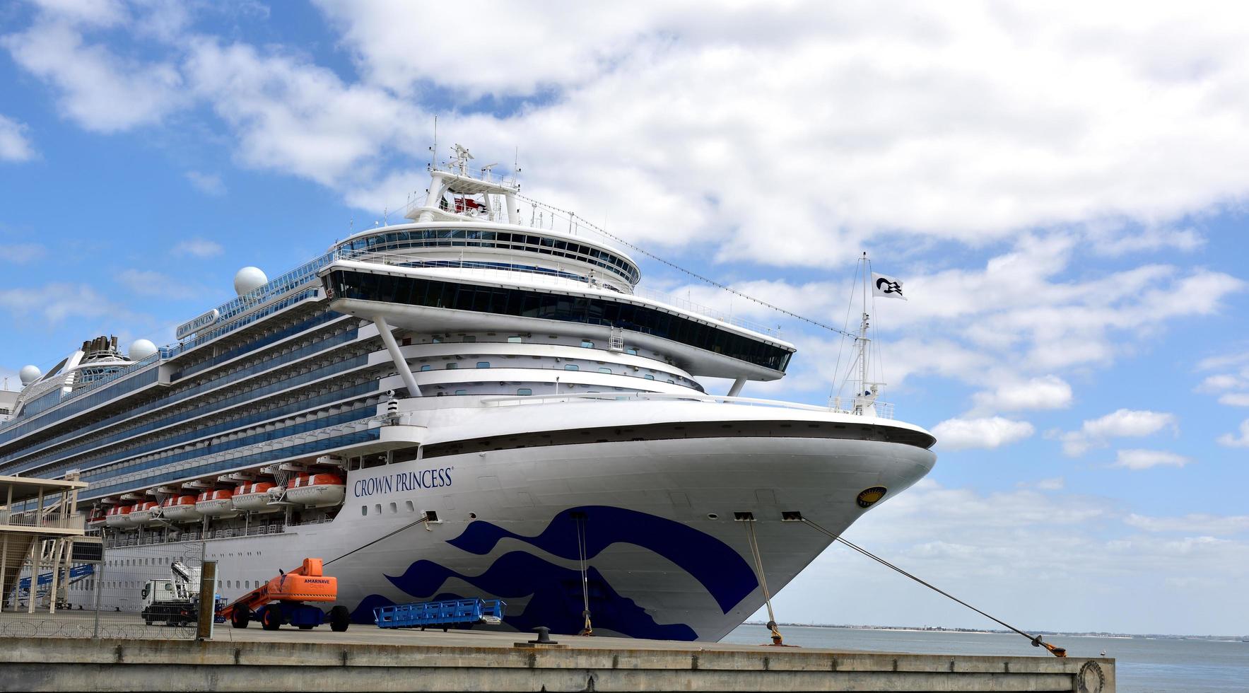 Lissabon, Portugal - 26. April 2019, Kronprinzessin-Kreuzfahrtschiff in Lissabon foto