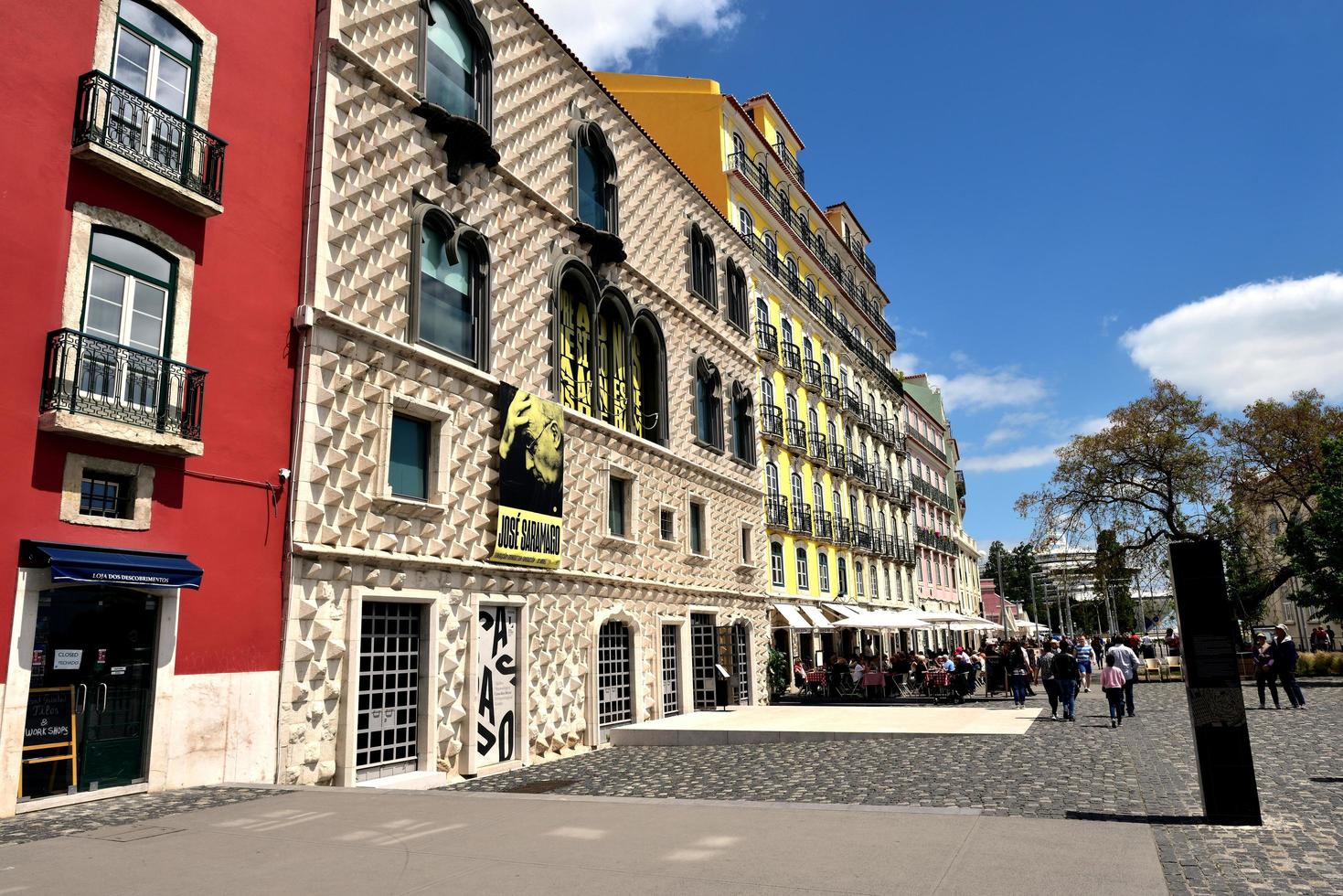 Lissabon, Portugal - 26. April 2019, pyramidenförmige Wandfliesen an dieser Gebäudefassade foto