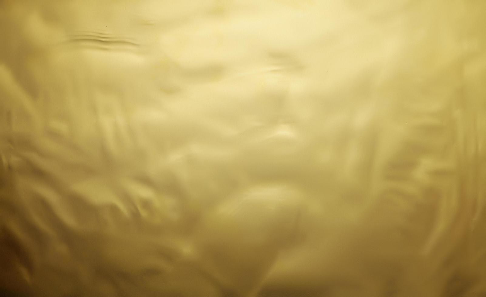 Textur von Spritzwasser auf goldenem Hintergrund foto