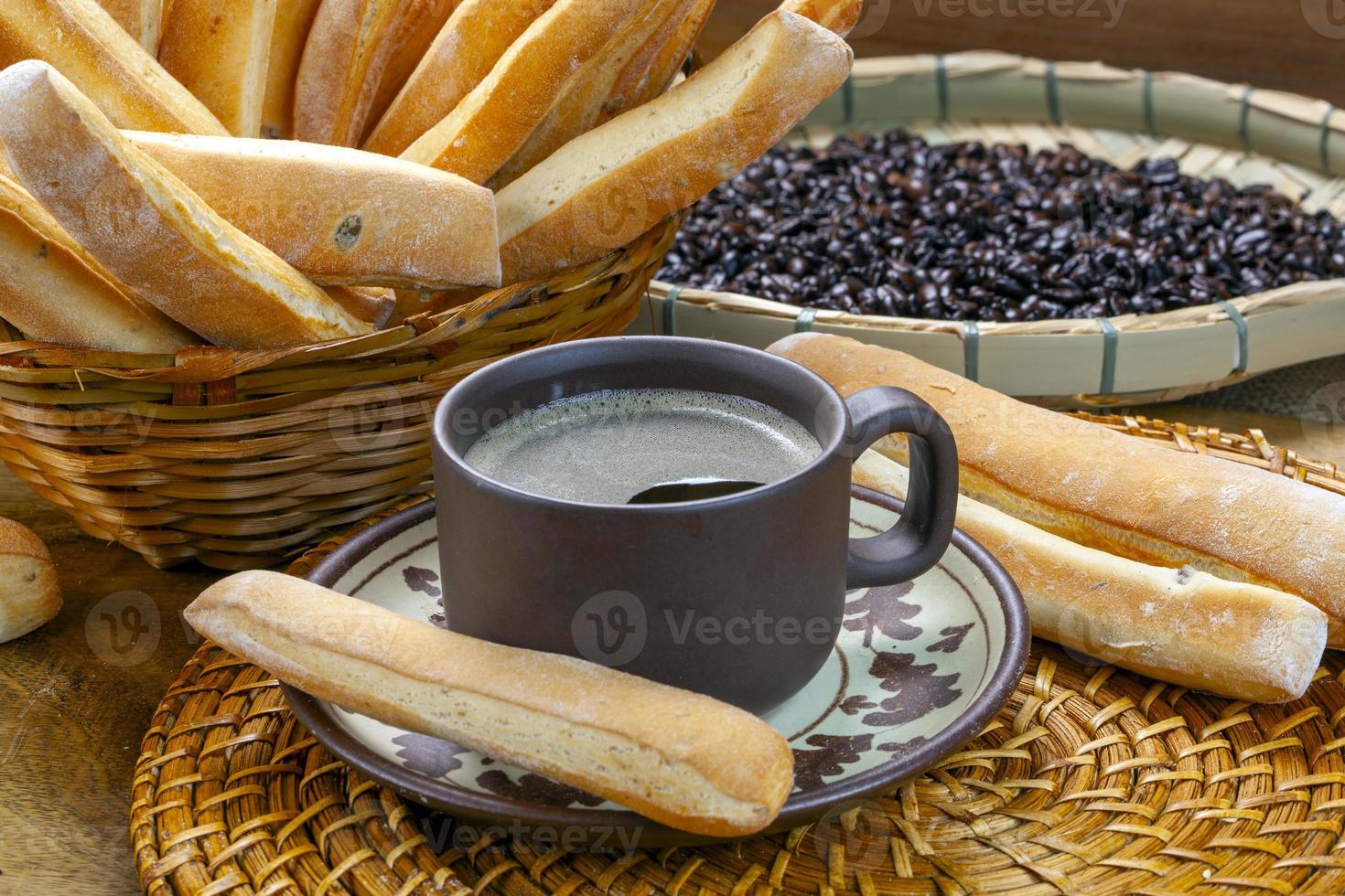 Frühstück mit Kaffee und Brot foto