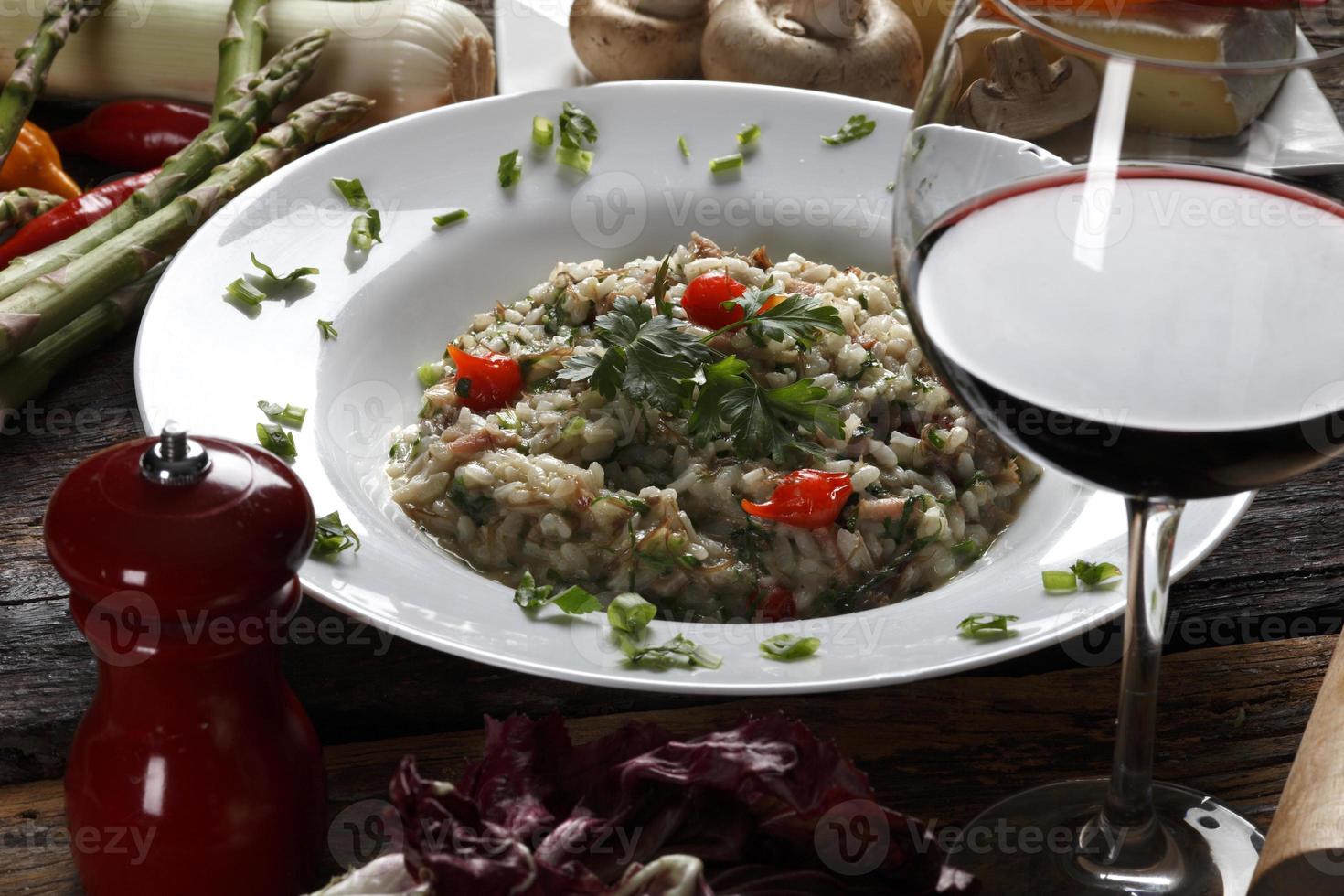 Risotto mit Fleisch und Rotwein foto