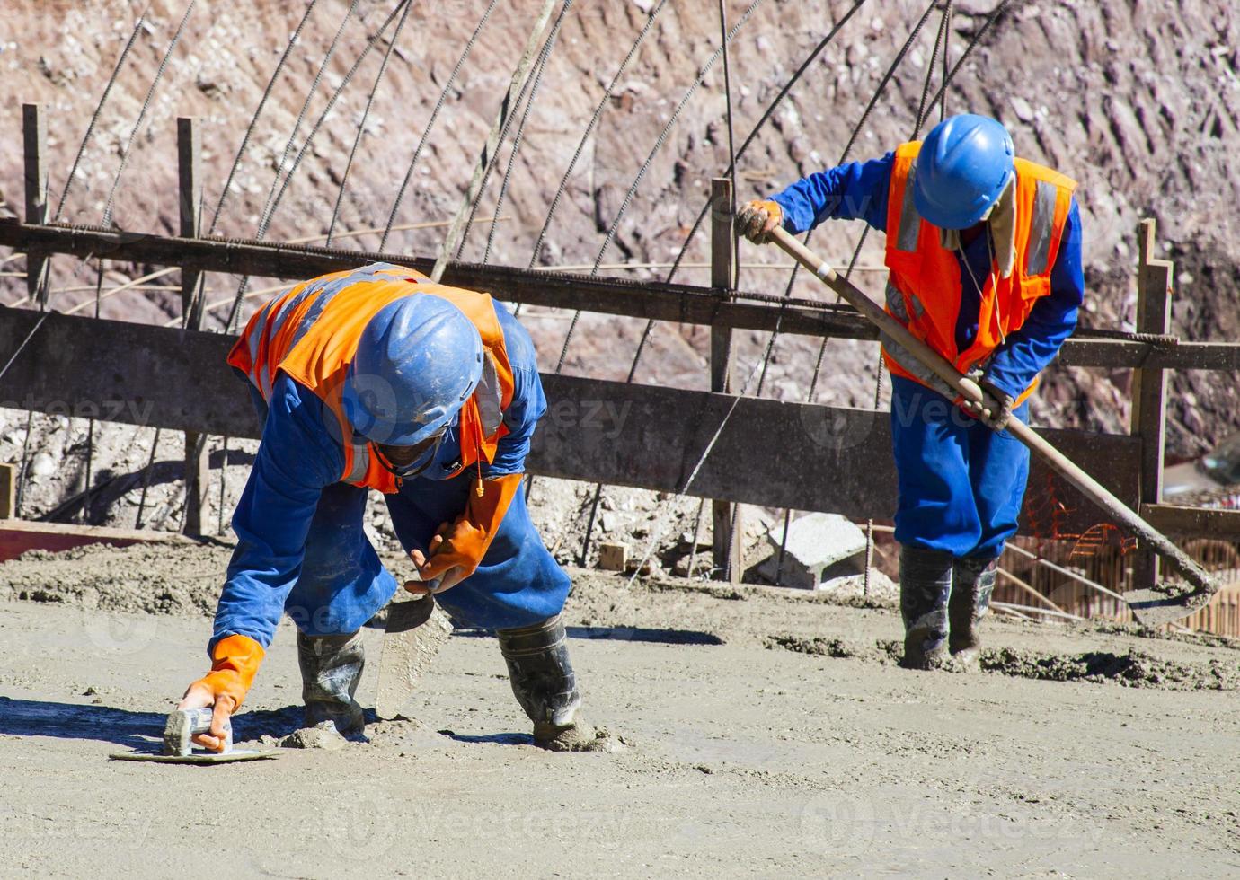 Arbeiter, die auf der Baustelle arbeiten foto