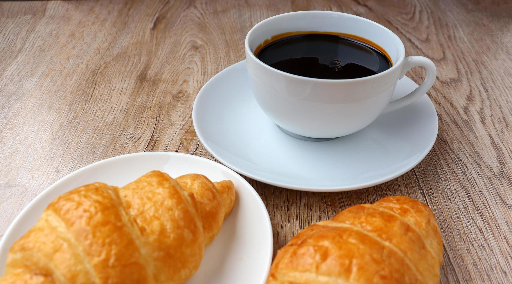heiße Kaffeetasse und Croissant Morgensnack foto