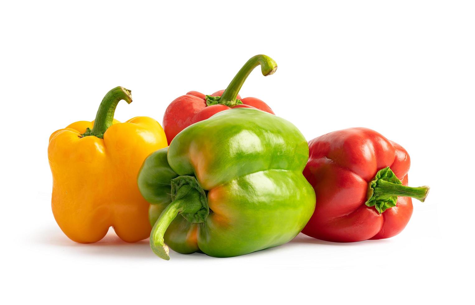 rote gelbe und grüne Paprika auf weißem Hintergrund foto