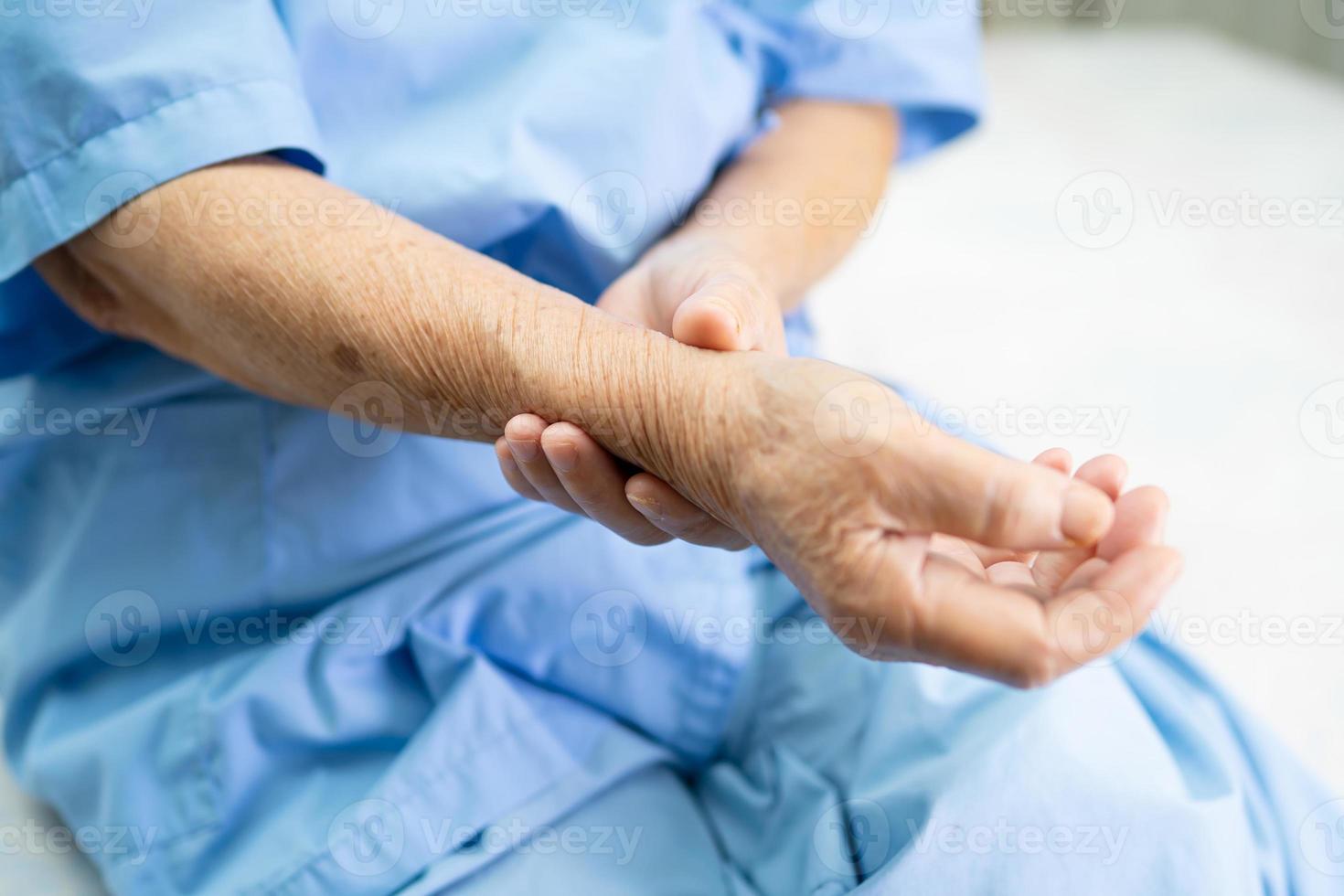 asiatische ältere Frau Patientin Schmerzen Arm und Handgelenk foto