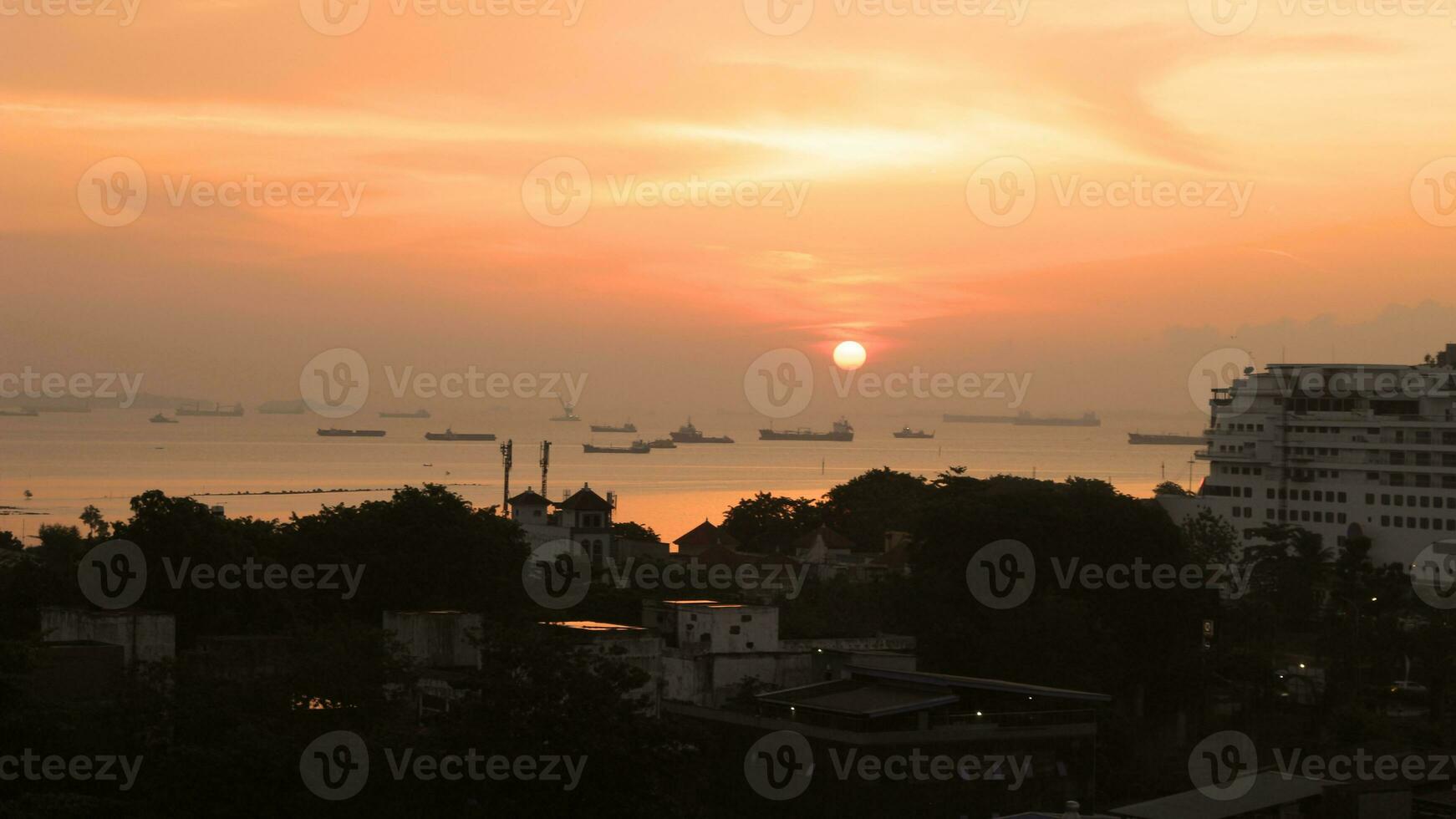 Aussicht von das Sonnenuntergang von das oben von das Gebäude foto