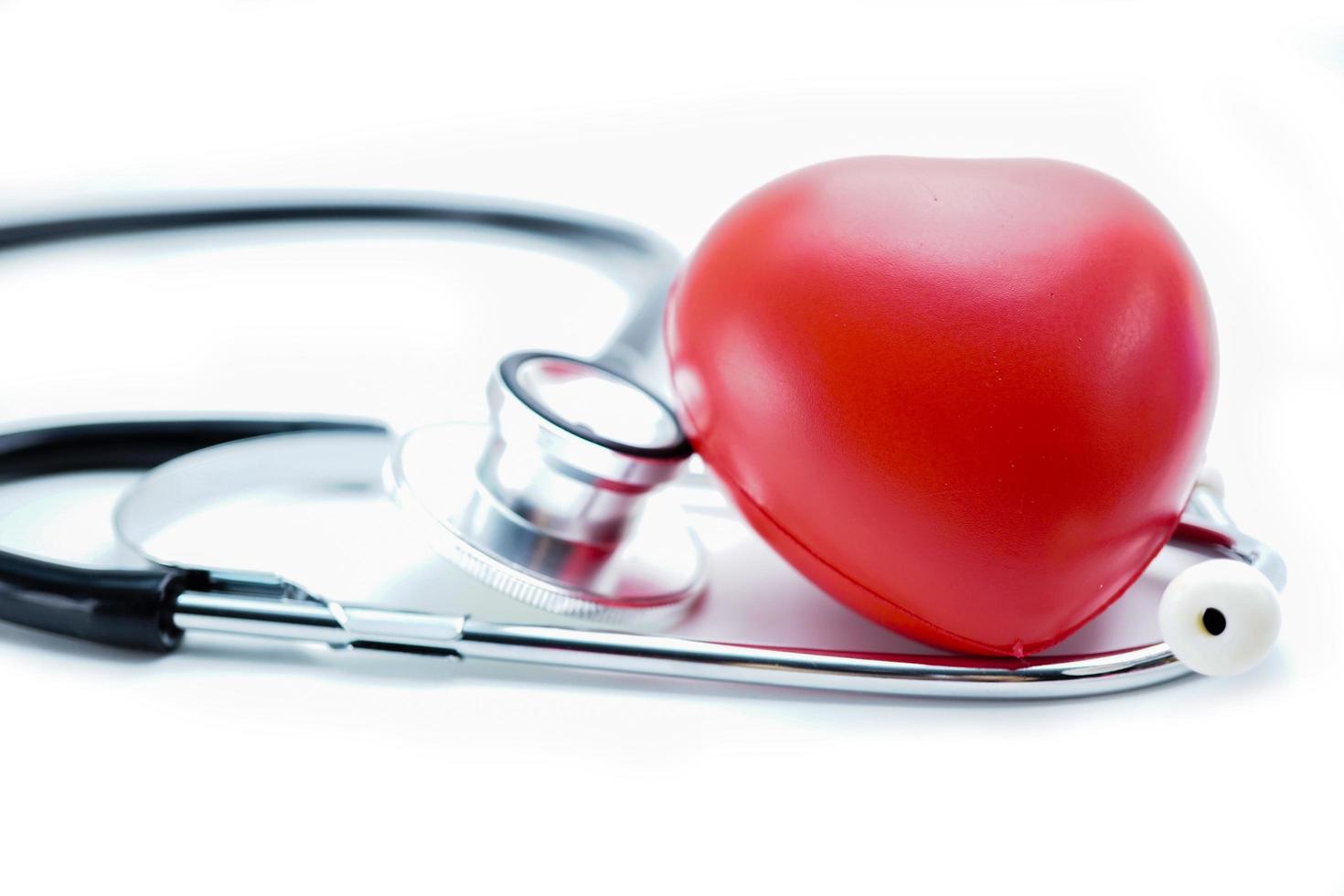 Stethoskop mit rotem Herzen auf weißem Hintergrund. foto