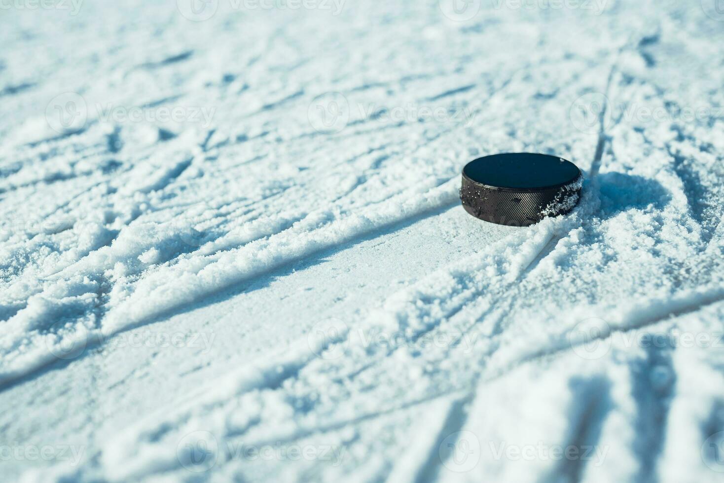 schwarz Eishockey Puck Lügen auf Eis beim Stadion foto