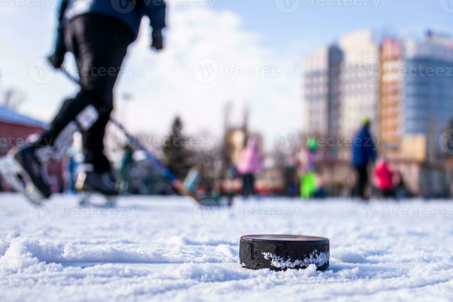 Eishockey Puck Lügen auf das Schnee Makro foto