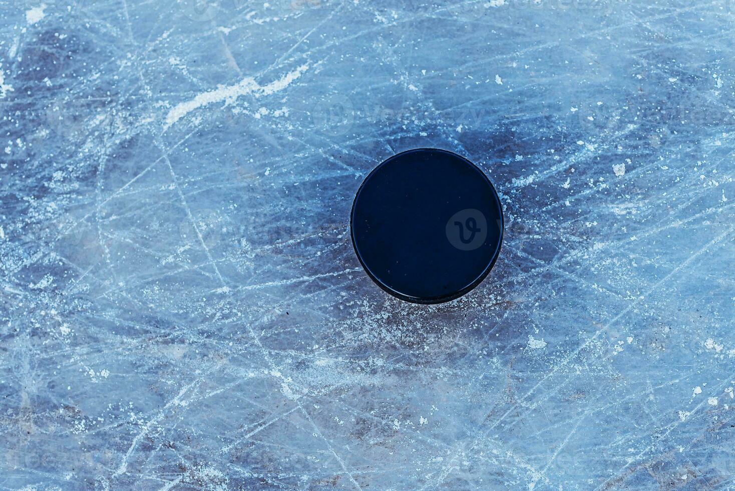 schwarz Eishockey Puck Lügen auf Eis beim Stadion foto