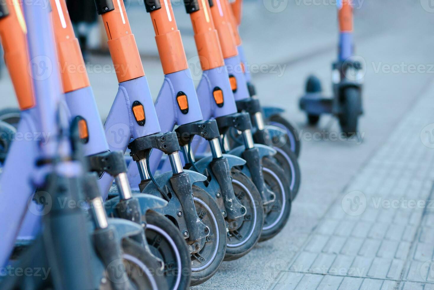 elektrisch Roller sind geparkt im das Stadt Center. modern Öffentlichkeit Handy, Mobiltelefon Transport foto