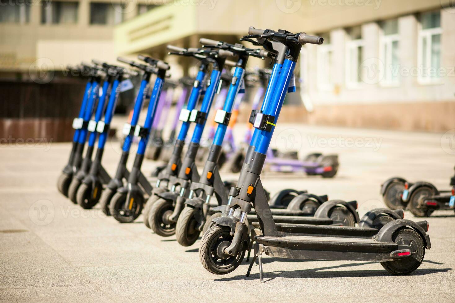 elektrisch Roller sind geparkt im das Stadt Center. modern Öffentlichkeit Handy, Mobiltelefon Transport foto