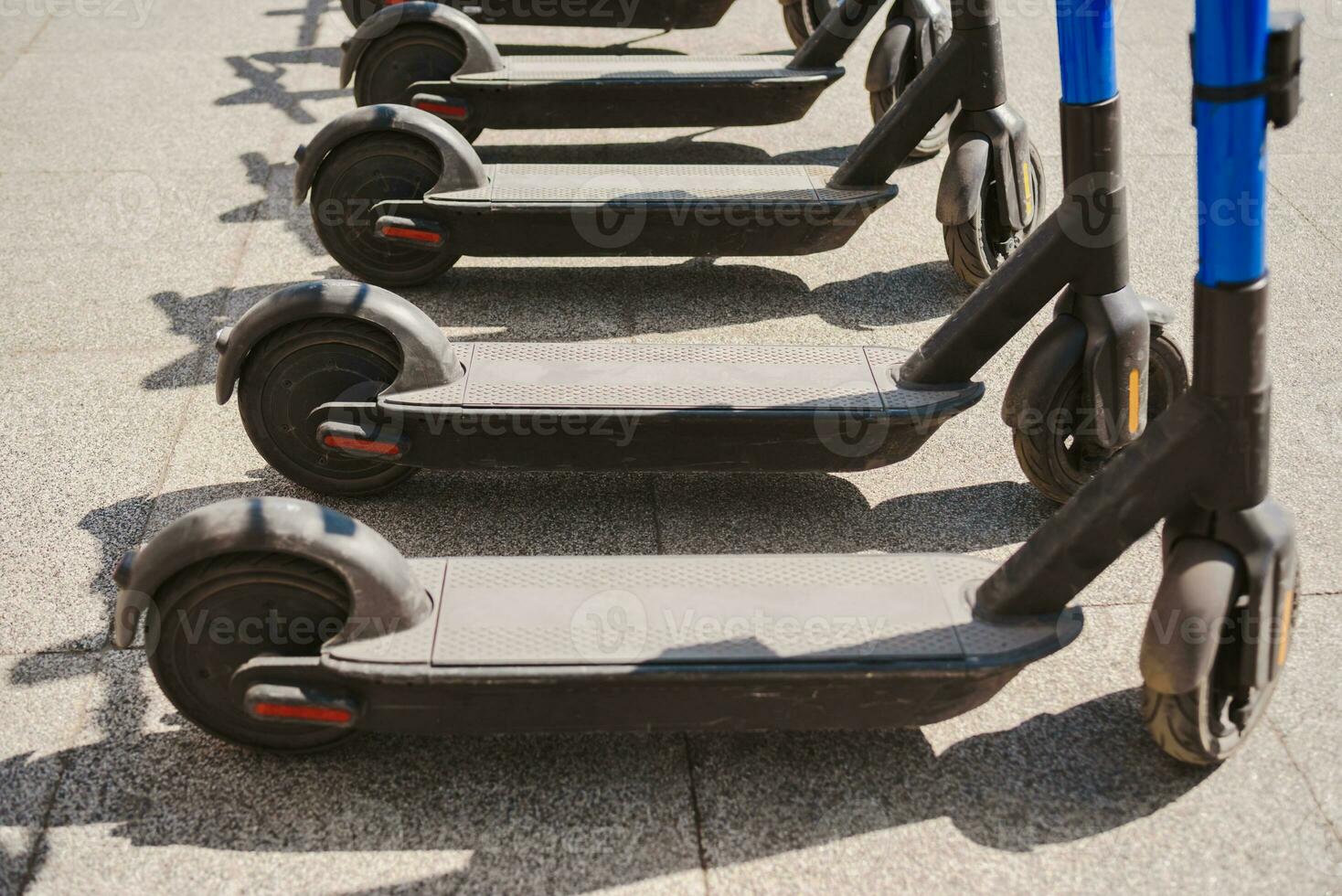 elektrisch Roller sind geparkt im das Stadt Center. modern Öffentlichkeit Handy, Mobiltelefon Transport foto