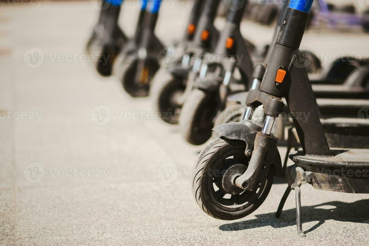 elektrisch Roller sind geparkt im das Stadt Center. modern Öffentlichkeit Handy, Mobiltelefon Transport foto