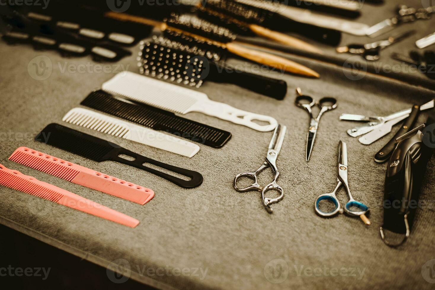 Friseur Zubehör sind auf das Regal im das Salon foto