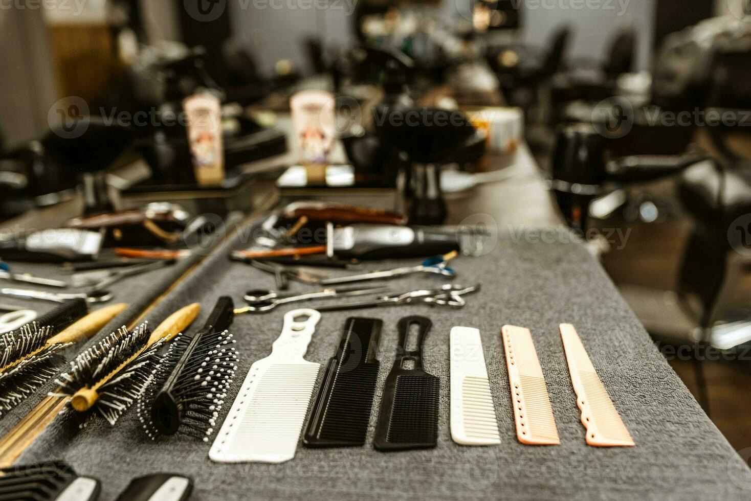 Zubehör zum Haarschnitte sind auf das Regal im das Salon foto