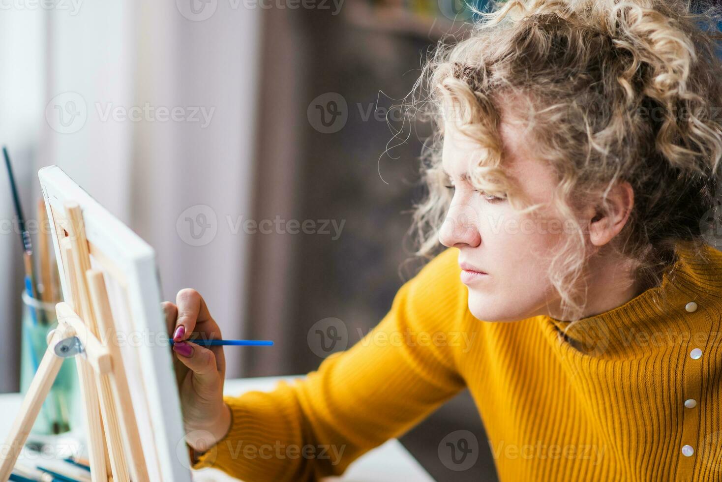 Porträt von ein Künstler Mädchen Wer schafft ein Gemälde beim Zuhause foto