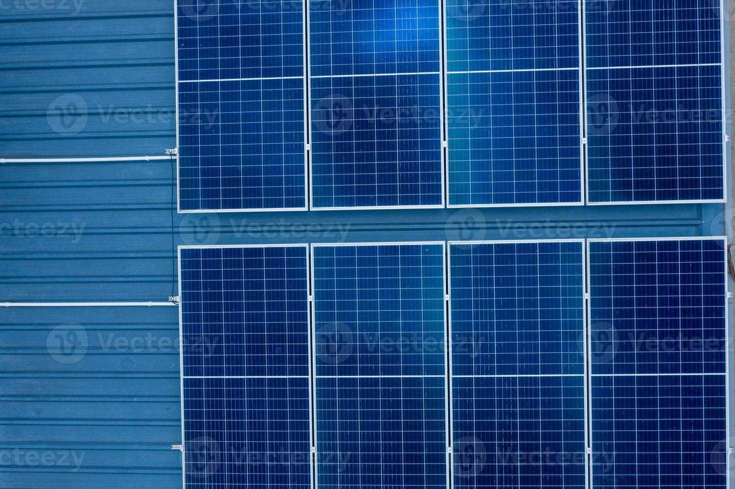 Solarzellen auf dem Dach, Strom sparen foto