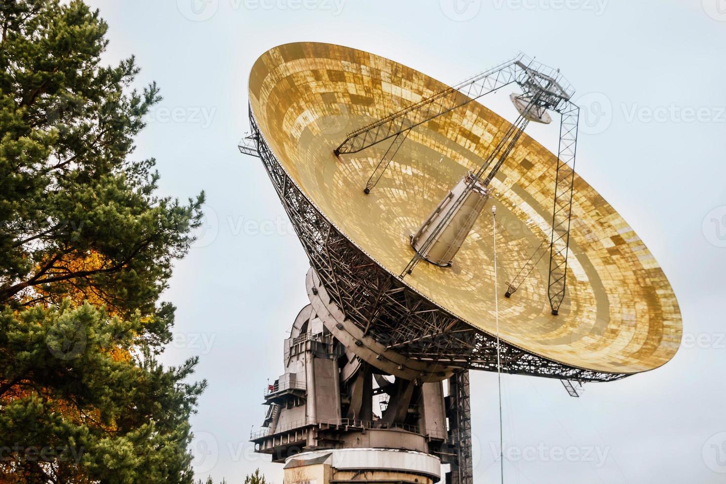 Radioteleskop in einem astronomischen Labor. Weltraumforschung foto