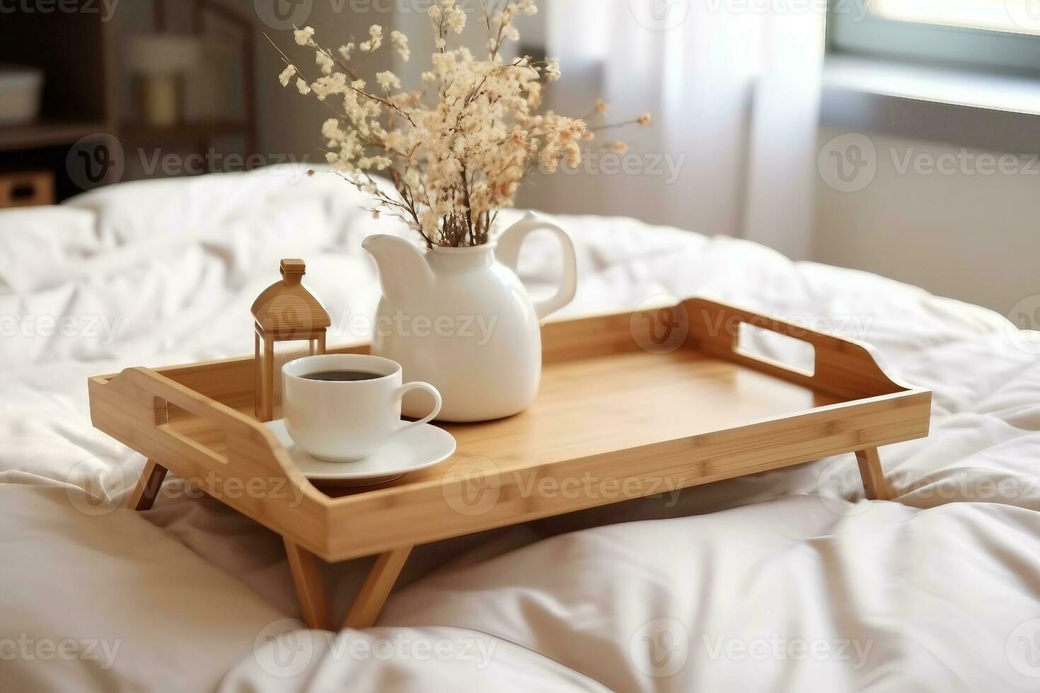 hölzern Tablett mit Kaffee und Innere Dekor auf das Bett mit Weiß Leinen. generativ ai. foto