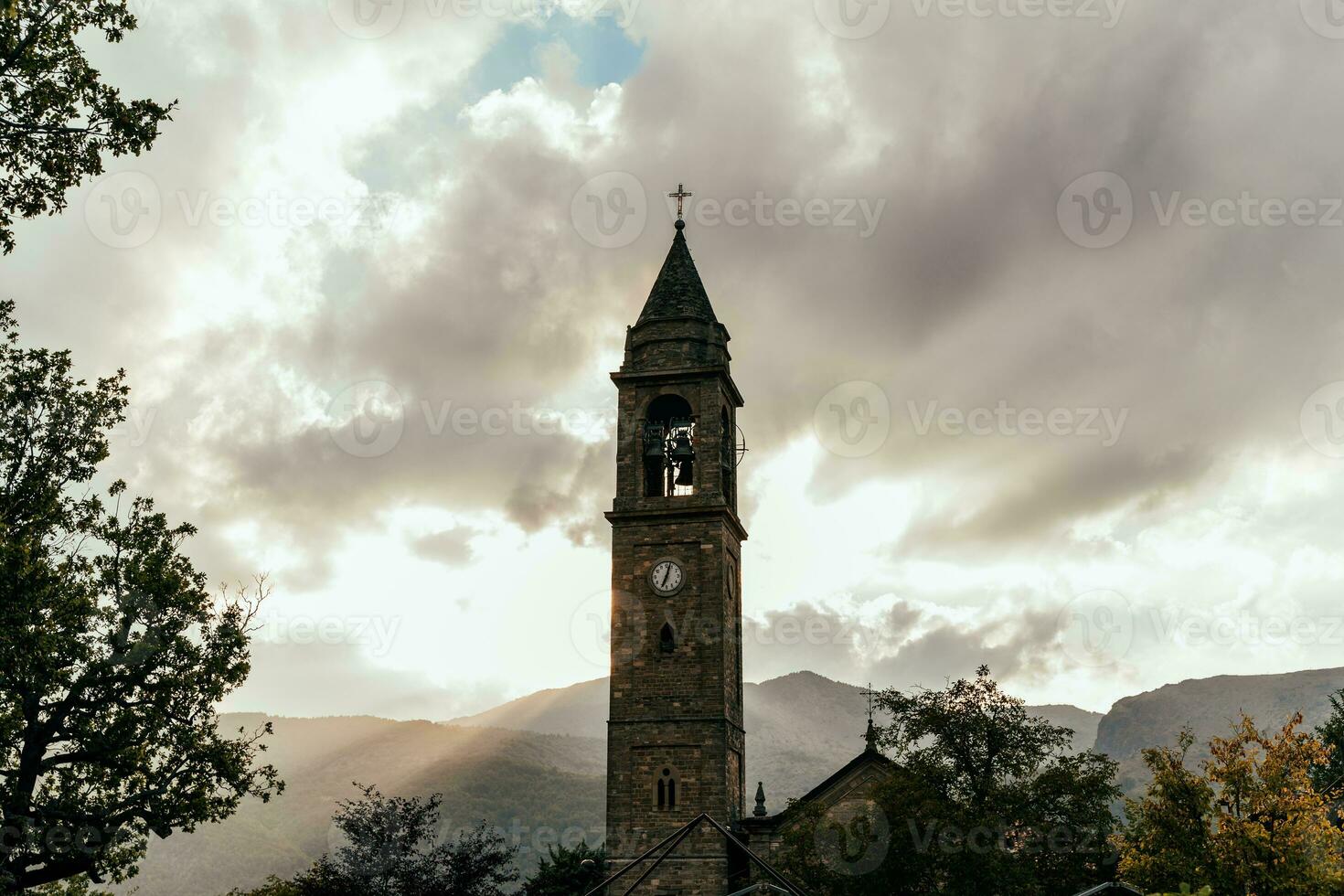 uralt Glocke Turm im ein mittelalterlich Dorf umgeben durch Hügel beim Sonnenuntergang foto
