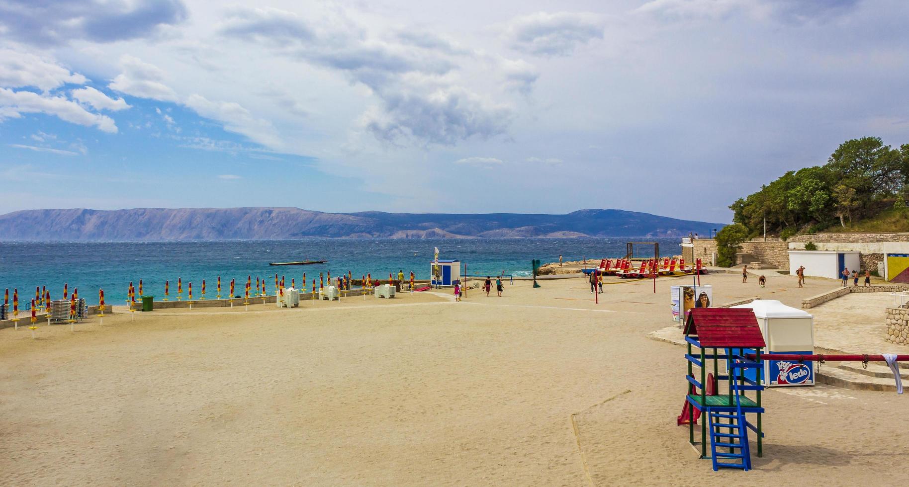 wunderbarer sand- und felsiger strand und promenade novi vinodolski kroatien. foto