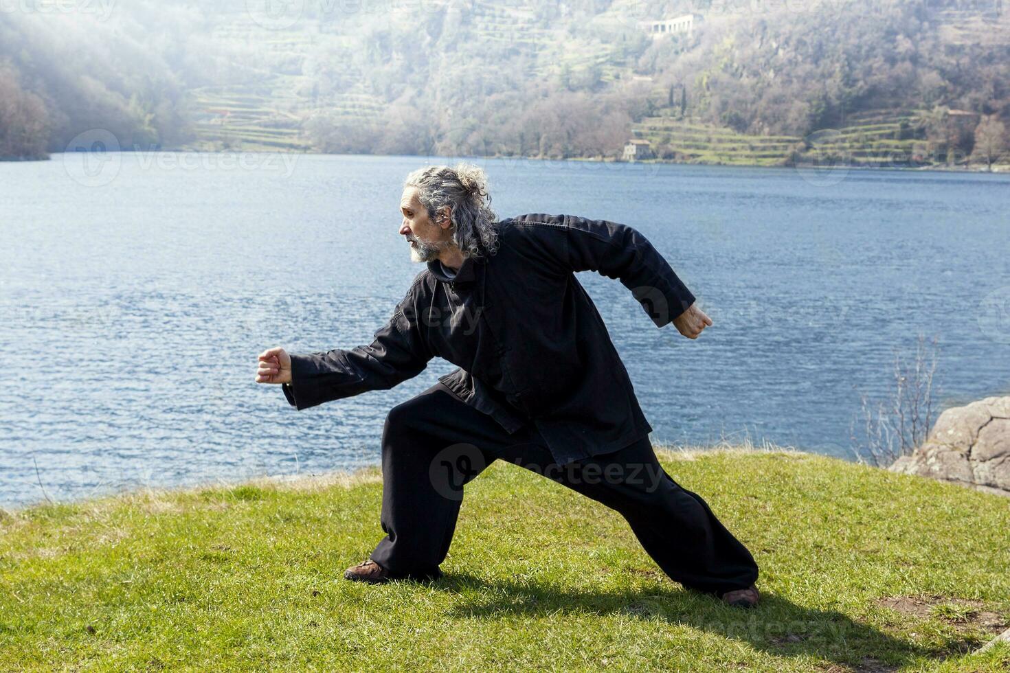 reifen Mann üben tai Chi Disziplin draußen foto