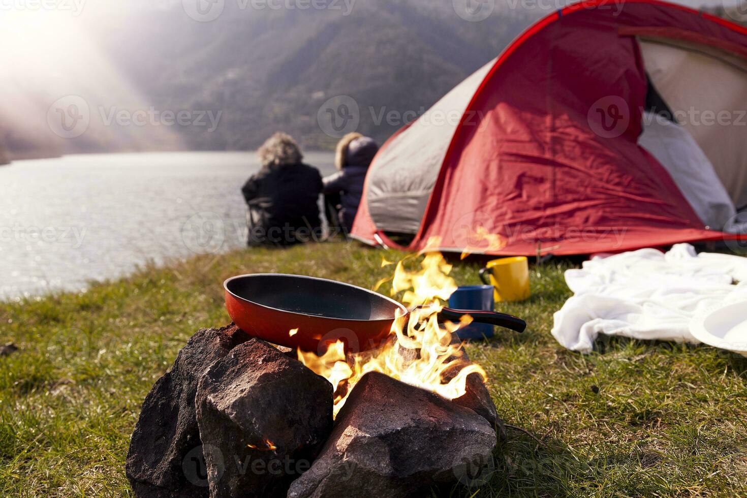 schön reifen Paar entspannend und Kochen Eier foto