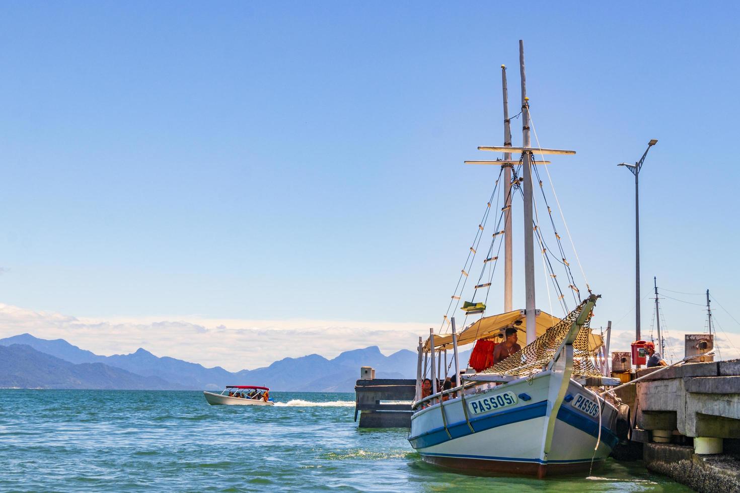 Boot am Steg von Abraao Beach, Ilha Grande, Rio de Janeiro, Brasilien foto