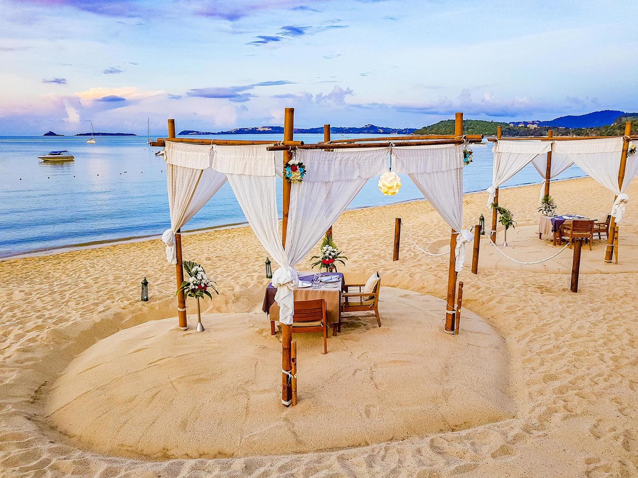 romantisches privates abendessen in den flitterwochen am strand von koh samui, thailand, 2018 foto