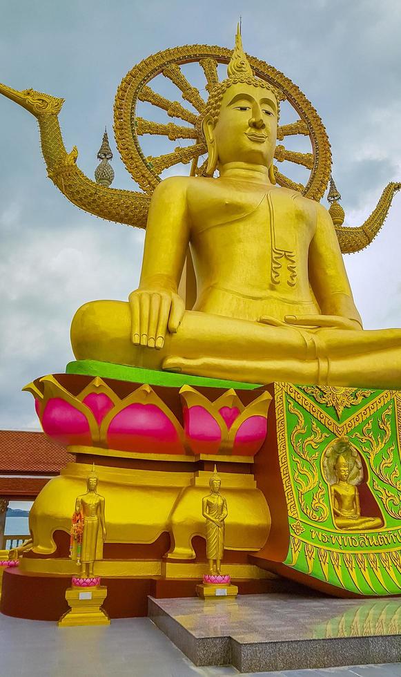 Goldene Buddha-Statue im Wat Phra Yai Tempel, Koh Samui, thailand foto