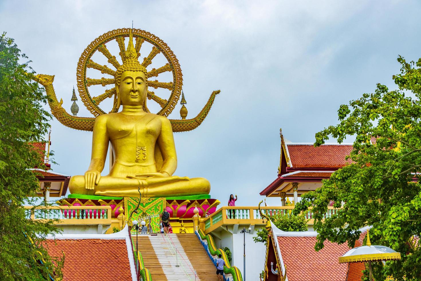 die goldene buddha-statue im wat phra yai tempel, koh samui, thailand, 2018 foto