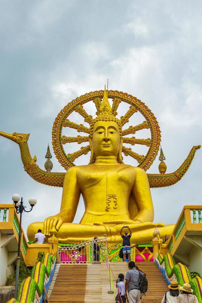 Menschen an der goldenen Buddha-Statue im Wat Phra Yai Tempel, Koh Samui, Thailand, 2018 foto