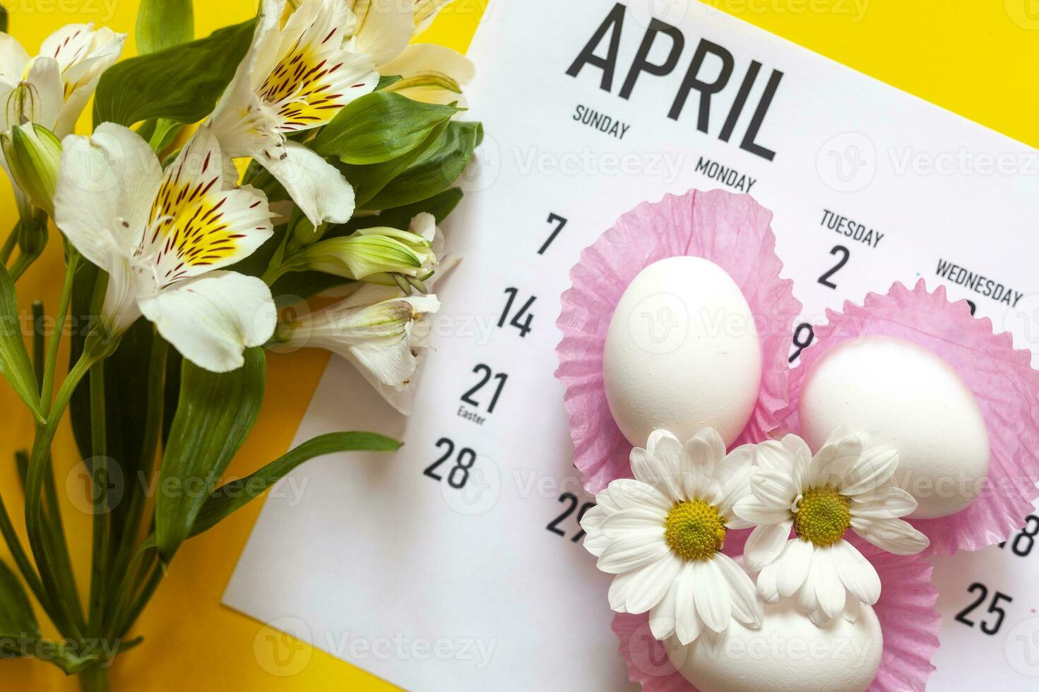 April 2020 Ostern monatlich Kalender mit bunt Eier und Frühling Blumen foto