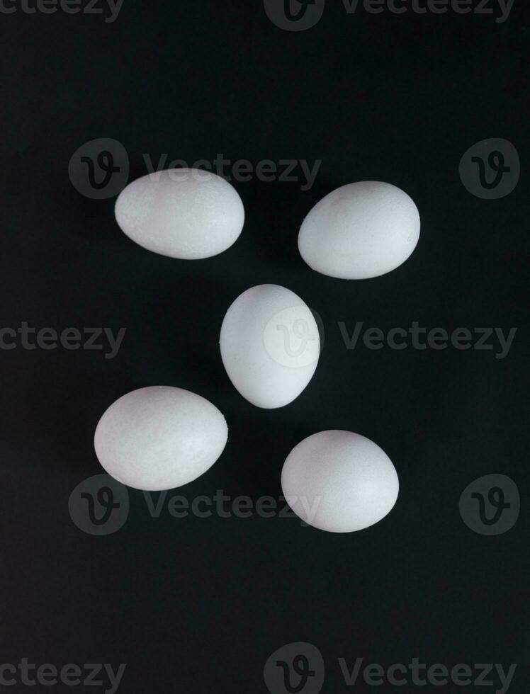 fünf Eier auf schwarz foto