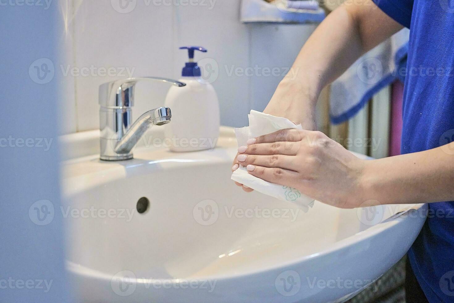 Frau Hände waschen foto