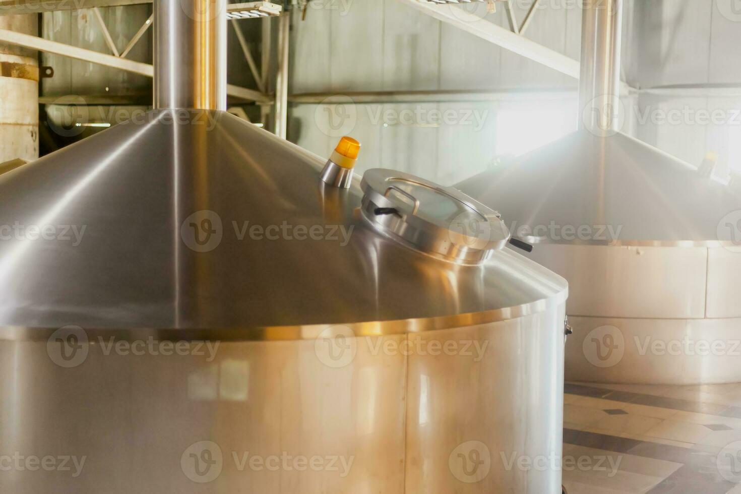 Brauerei rostfrei Stahl Panzer. Geschäft Konzept gebraut Bier, Bier Produktion foto