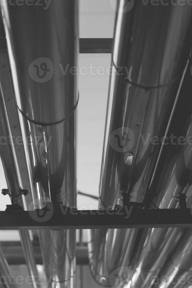 Ausrüstung und Rohrleitungen Innerhalb von industriell Pflanze. Fabrik. verschiedene Mechanismen und Metall Rohre. getönt Bild. foto