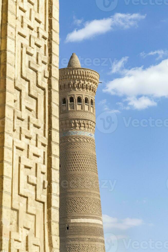 Minarett Kalyan. einer von das größte Gebäude im das Ost. großartig Minarett oder Minarett von Tod. bedeckt mit Keramik Fliesen, Darstellen anders Formen Quadrat, Kreis, Hälfte Kreis und Dreieck. foto