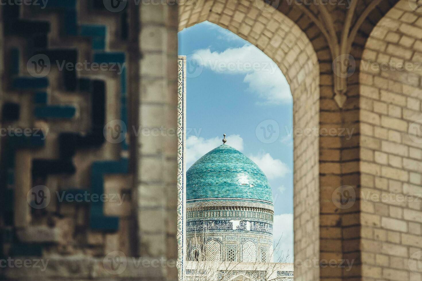 Aussicht von das schön Blau Kuppel von das Moschee Kalyan. einer von das älteste und größten Moschee im zentral Asien. Main Kathedrale Moschee von Buchara foto