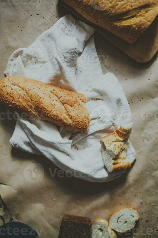 Essen Konzept. Brot geschnitten. oben Sicht. kostenlos Raum zum Text foto