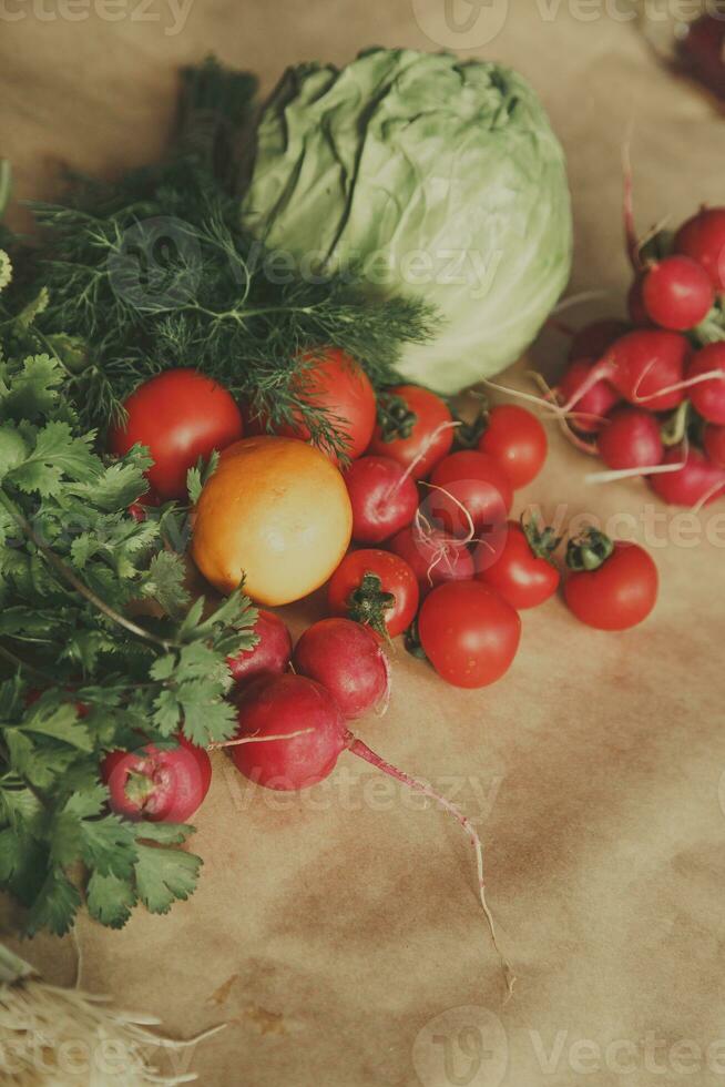 gesund Essen Hintergrund. Sortiment von frisch Gemüse auf Papier Hintergrund foto